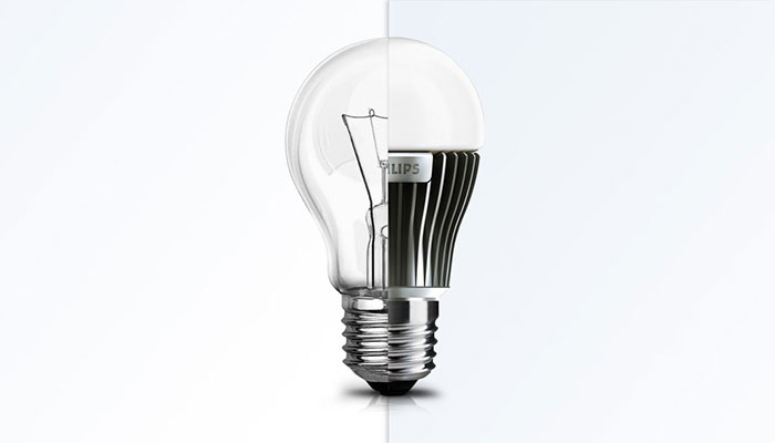 Obrázok LED žiarovky a bežnej žiarovky skombinovaných do jednej žiarovky
