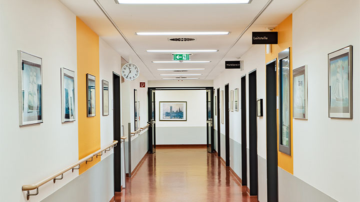 Chodby kliniky Asklepios v Barmbeku s osvetlením od spoločnosti Philips