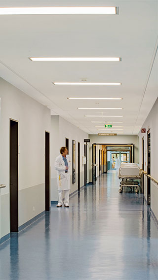 Osvetlenie od spoločnosti Philips osvetľuje chodby kliniky Asklepios v nemeckom Barmbeku.