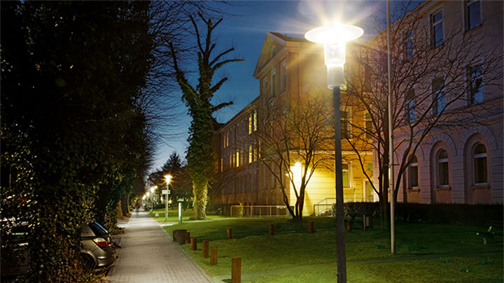 Spoločnosť Philips Lighting osvetlila exteriér kliniky Asklepios sv. Juraja a vytvorila tak bezpečnú a príjemnejšiu atmosféru.
