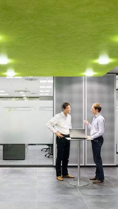Miesta na stretávanie v kanceláriách spoločnosti Audi v Nemecku osvetlené kancelárskym osvetlením Philips  