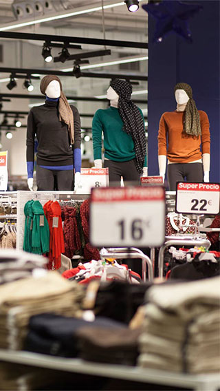 Správne módne osvetlenie v predajni Carrefour v Santiagu láka zákazníkov.