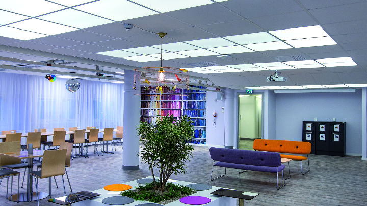 Lepšia atmosféra v zasadacej miestnosti v švédskych kanceláriách spoločnosti E.ON, ktorá je osvetlená pomocou osvetlenia Soundlight Comfort od spoločnosti Philips.
