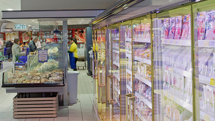 Osvetlenie od spoločnosti Philips v skriňových mrazničkách v predajni Edeka v Glückstadte zvyšuje atraktivitu tovaru pomocou energeticky úsporných riešení.