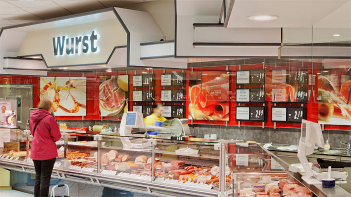 Sekcia mäsových výrobkov v predajni Edeka v Glückstadte osvetlená vylepšeným riešením od spoločnosti Philips Lighting. Osvetlenie zlepšuje pocit čerstvosti a zvyšuje atraktivitu výrobkov.