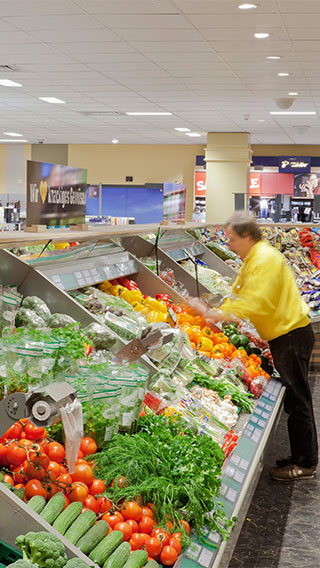 Sekcia zeleniny v predajni Edeka v Glückstadte osvetlená riešením pre čerstvé potraviny od spoločnosti Philips Lighting.