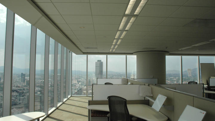 Pracovná zóna v budove HSBC Tower s osvetlením od spoločnosti Philips pri pohľade zvonka