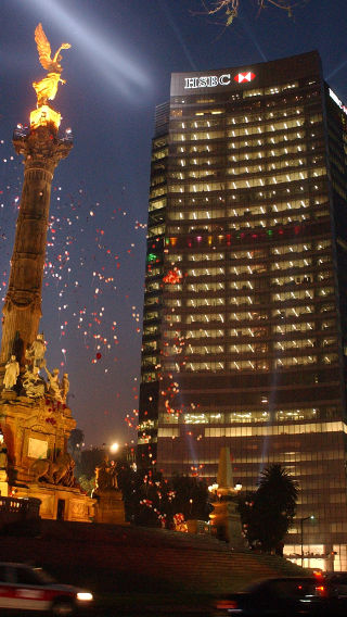 Nočný pohľad na exteriér budovy HSBC Tower s osvetlením od spoločnosti Philips