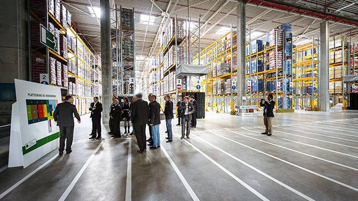 Účastníci prezentácie v sklade distribučného centra Lidl osvetleného spoločnosťou Philips Lighting.