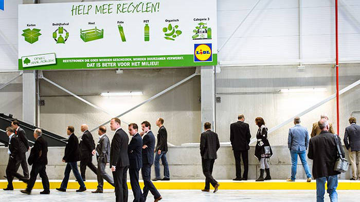 Ľudia sú ohromení udržateľným osvetlením v sklade distribučného centra Lidl.