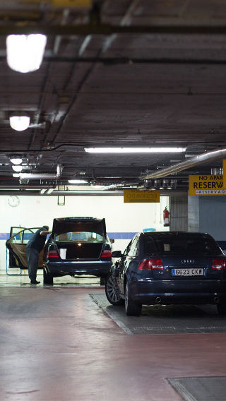  Priemyselné osvetlenie parkovacích priestorov od spoločnosti Philips osvetľuje parkovisko hotela NH Hoteles Eurobulding.