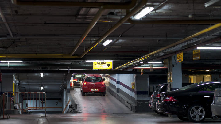  Auto vychádza z parkovacej garáže hotela zo siete NH Hoteles, v ktorej sa používa úsporné osvetlenie LED od spoločnosti Philips. 