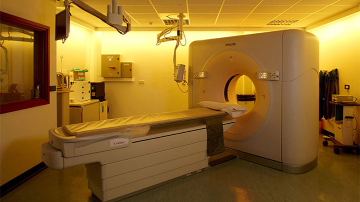 Skenovanie MRI vo vyšetrovni v Nemocnici princeznej Alexandry s osvetlením pre nemocnice od spoločnosti Philips