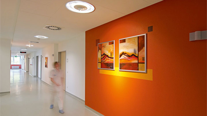 Sestra prechádza chodbou psychiatrickej kliniky osvetlenou spoločnosťou Philips.