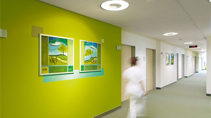 Sestra prechádza chodbou psychiatrickej kliniky osvetlenou spoločnosťou Philips.