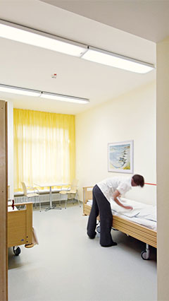 Izba pre pacientov na psychiatrickej klinike osvetlená spoločnosťou Philips