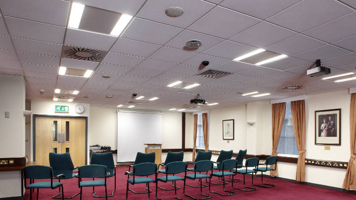 Konferenčná miestnosť Okresnej rady v Sedgemoore osvetlená vstavanými svietidlami CoreLine od spoločnosti Philips Lighting.