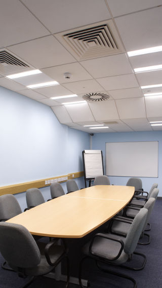 Svietidlá od spoločnosti Philips Lighting osvetľujú zasadaciu miestnosť Okresnej rady v Sedgemoore v meste Somerset v Spojenom kráľovstve.