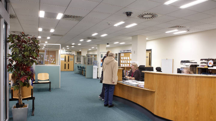 Recepcia Okresnej rady v Sedgemoore osvetlená úspornými svietidlami LED od spoločnosti Philips Lighting.