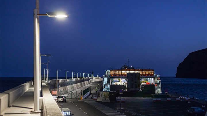 Most v areáli High Tech Campus začína svietiť, keď zapadne slnko. 