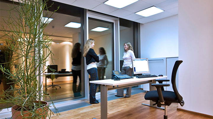 Kancelárske priestory v zariadení DiVoCare osvetlené osvetlením pre zdravotnícke zariadenia od spoločnosti Philips 