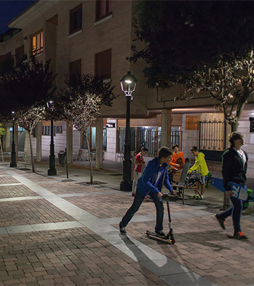 Ľudia kráčajúci po nočných uliciach Palencie pod osvetlením od spoločnosti Philips.