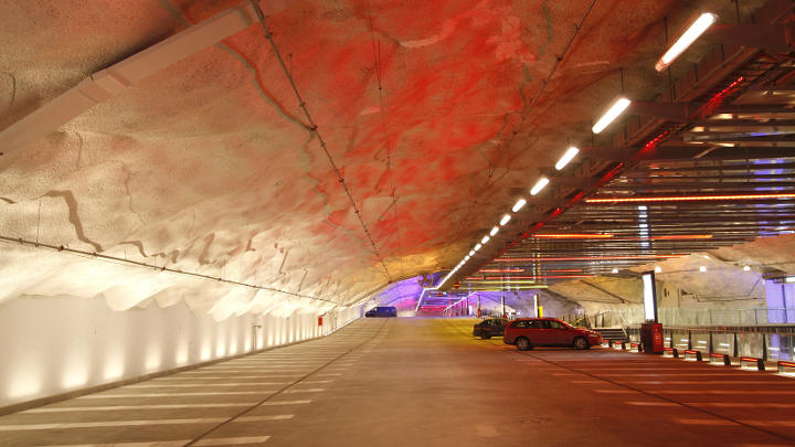 Rôzne sfarbené svetlá v parkovacej garáži P-Hämppi pomáhajú vodičom zapamätať si, kde zaparkovali svoje auto.