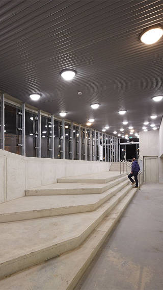  Muž vychádza po schodoch v parkovacej garáži Eiteren osvetlenej spoločnosťou Philips Lighting 