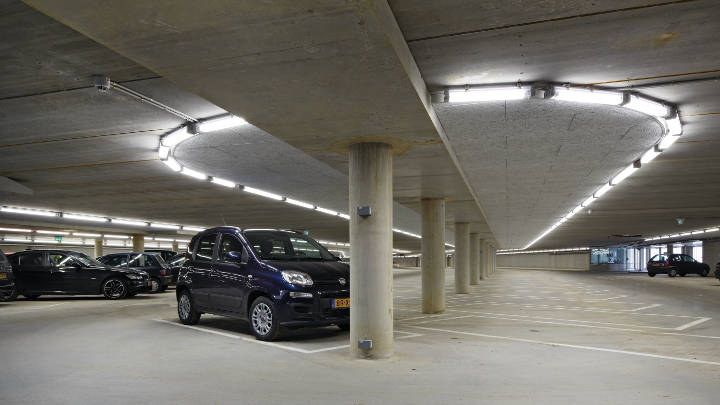 Parkovacia garáž a jej informačný pult osvetlené spoločnosťou Philips Lighting 