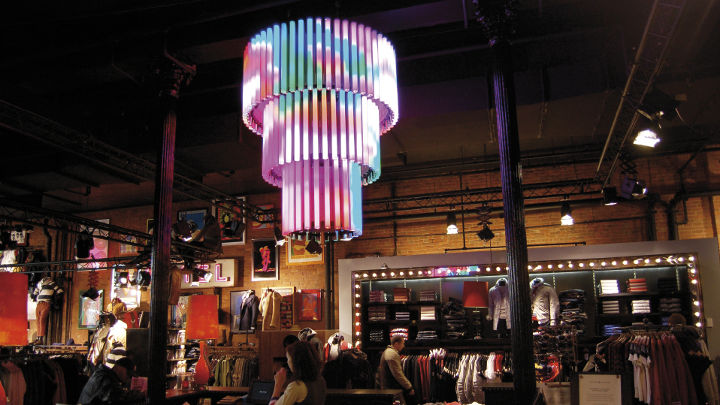 Obchod s módnym oblečením osvetlený pomocou osvetlenia AmbiScene spoločnosti Philips