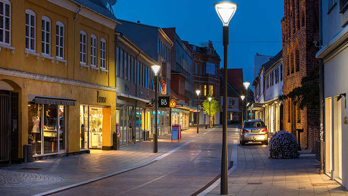 Ulica s obchodmi osvetlená mestským osvetlením spoločnosti Philips