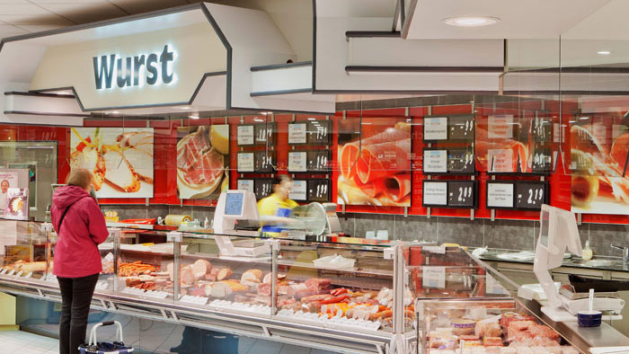 Sekcie mäsa v supermarkete Edeka osvetlená svetelným zdrojom Philips LuxSpace Accent Rose LED