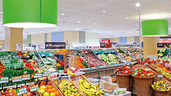 Svietidlo Philips s reflektormi PerfectAccent príjemne osvetľuje supermarket Edeka.