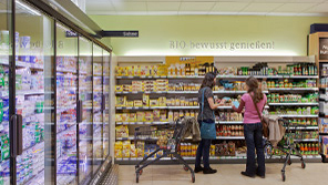 Dve ženy nakupujú pri osvetlení značky Philips v supermarkete Kaiser's Tengelmann v nemeckom Oberhausene.