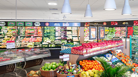 Bližší pohľad na svietidlá LED spoločnosti Philips v sekcii ovocia a zeleniny 