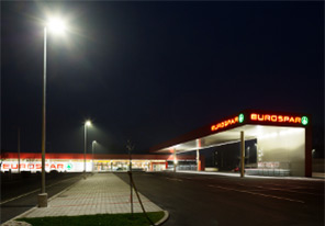 Vonkajšie parkovanie pred obchodom Eurospar vo Viedni osvetlené svietidlami LED značky Philips 