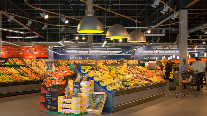 Oddelenie ovocia a zeleniny osvetlené svietidlami LED značky Philips 
