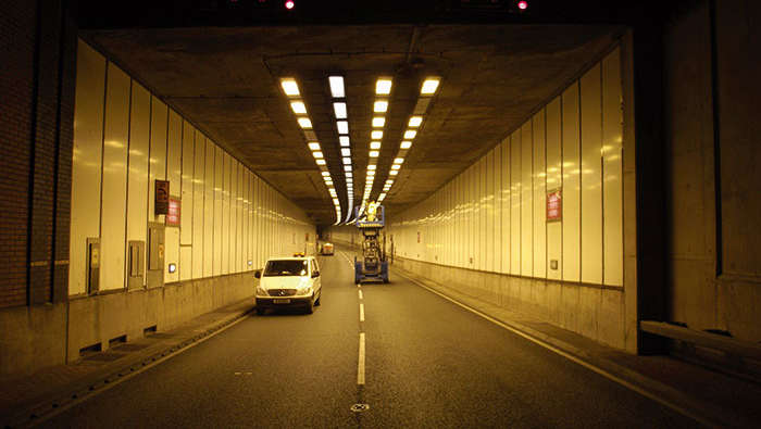Pracovníci opravujúci osvetlenie v tuneli