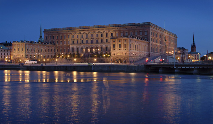 Systém bieleho osvetlenia pomocou svetlometov Philips zvýrazňuje dekoratívne detaily kráľovského paláca vo švédskom Štokholme
