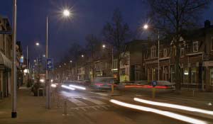 Rušná ulica v obytnej štvrti osvetlená svietidlami Philips