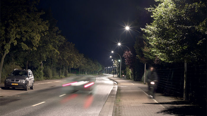 Biele svetlo Philips účinne osvetľuje ulicu