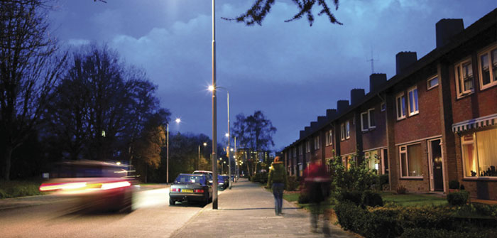 Autá na ulici účinne osvetlenej bielym svetlom Philips