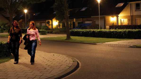 Ženy kráčajú po ulici účinne osvetlenej svetelnými zdrojmi Philips