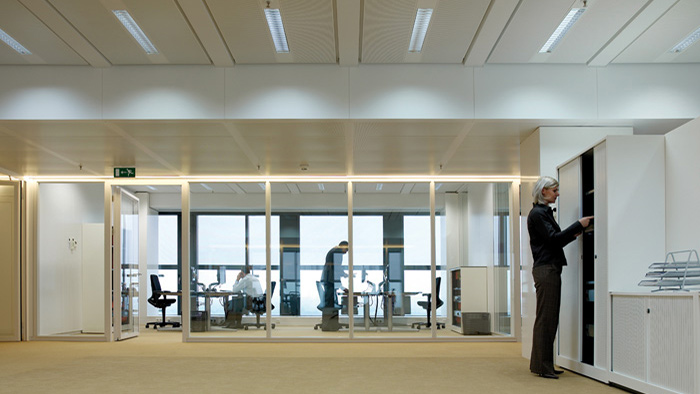 Kancelárske priestory osvetlené dynamickým osvetlením Philips. 