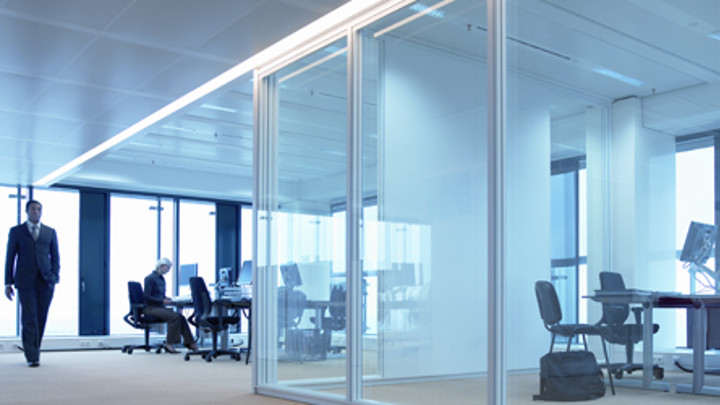 Kancelária s dynamickým osvetlením, ktoré sa prispôsobuje podľa toho, koľko denného svetla je k dispozícii 