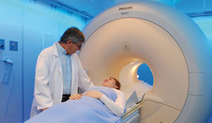 Lekár pripravuje pacienta na vyšetrenie pomocou magnetickej rezonancie.