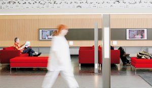 Lepšie prostredie v čakárni nemocnice osvetlenej udržateľným osvetlením pre zdravotnícke zariadenia od spoločnosti Philips.