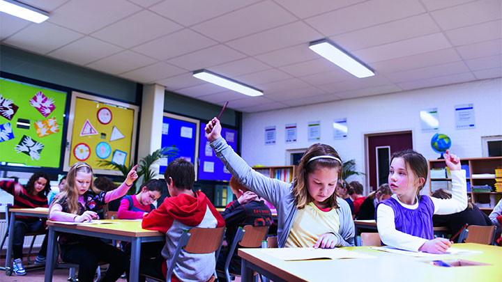 Nastavenie režimu Energia svetla SchoolVision: inteligentné školské osvetlenie na čas, keď je úroveň energie veľmi nízka