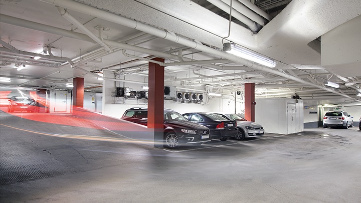 GreenParking od spoločnosti Philips Lighting: optimalizujte osvetlenie parkoviska pre vozidlá pomocou snímania pohybu a zónového stmievania