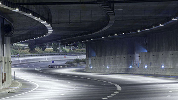 Znížte tvorbu dopravných kolón pomocou LED pozičných svetiel a značiek východu, cestného a bezpečnostného značenia